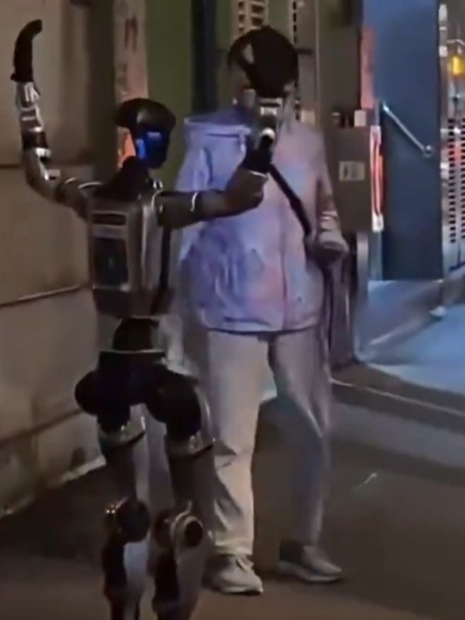 Cảnh sát bắt giữ robot hình người ngay trên đường phố - Ảnh 3.