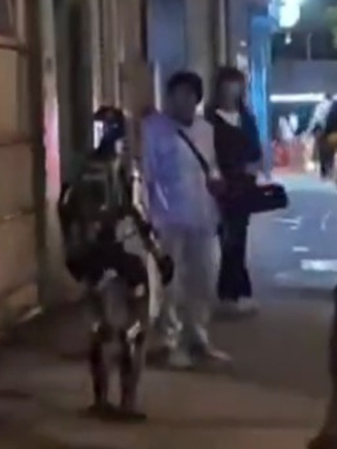 Cảnh sát bắt giữ robot hình người ngay trên đường phố - Ảnh 2.