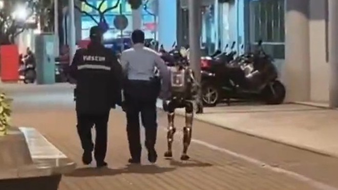 Cảnh sát bắt giữ robot hình người ngay trên đường phố - Ảnh 1.