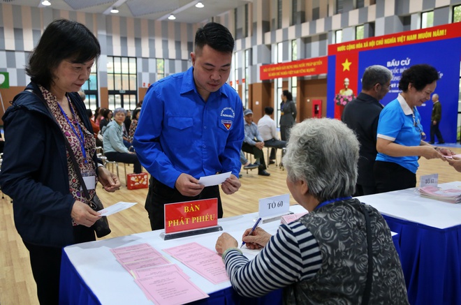 Phường có hơn 6 vạn cử tri vận hành thử quy trình bỏ phiếu bầu cử- Ảnh 6. Phường có hơn 6 vạn cử tri vận hành thử quy trình bỏ phiếu bầu cử- Ảnh 6.