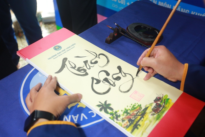 Những gian hàng đặc biệt tại Tư vấn mùa thi thu hút học sinh Quảng Trị- Ảnh 4. Những gian hàng đặc biệt tại Tư vấn mùa thi thu hút học sinh Quảng Trị- Ảnh 4.