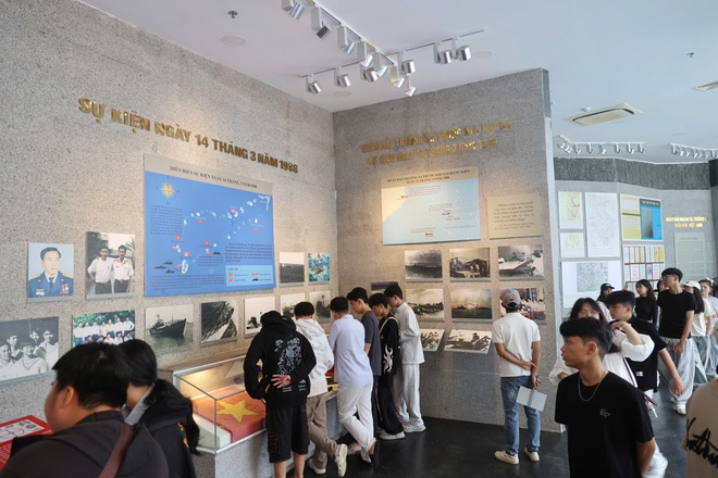 H&agrave;ng ng&agrave;n người d&acirc;ng hương tưởng nhớ 64 chiến sĩ Gạc Ma nằm lại ph&iacute;a ch&acirc;n trời- Ảnh 16.