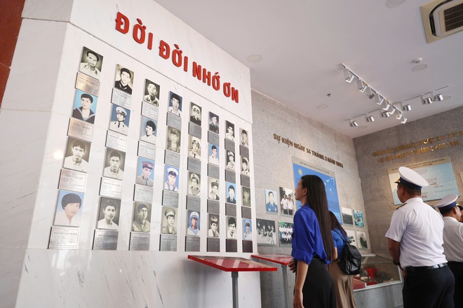 H&agrave;ng ng&agrave;n người d&acirc;ng hương tưởng nhớ 64 chiến sĩ Gạc Ma nằm lại ph&iacute;a ch&acirc;n trời- Ảnh 17.