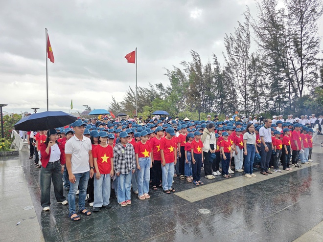 H&agrave;ng ng&agrave;n người d&acirc;ng hương tưởng nhớ 64 chiến sĩ Gạc Ma nằm lại ph&iacute;a ch&acirc;n trời- Ảnh 4.