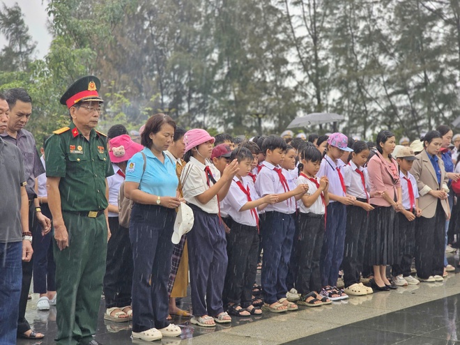 H&agrave;ng ng&agrave;n người d&acirc;ng hương tưởng nhớ 64 chiến sĩ Gạc Ma nằm lại ph&iacute;a ch&acirc;n trời- Ảnh 7.