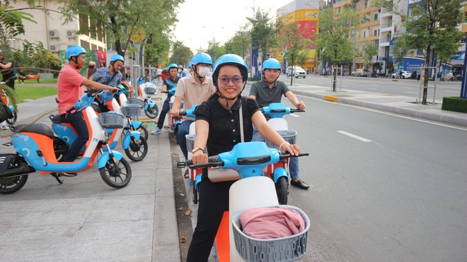 Xe đạp điện c&ocirc;ng cộng giữa trung t&acirc;m TP.HCM c&oacute; g&igrave; m&agrave; người d&acirc;n rủ nhau đi thử? - Ảnh 1.