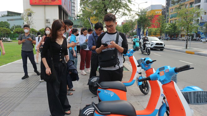 Xe đạp điện c&ocirc;ng cộng giữa trung t&acirc;m TP.HCM c&oacute; g&igrave; m&agrave; người d&acirc;n rủ nhau đi thử? - Ảnh 2.