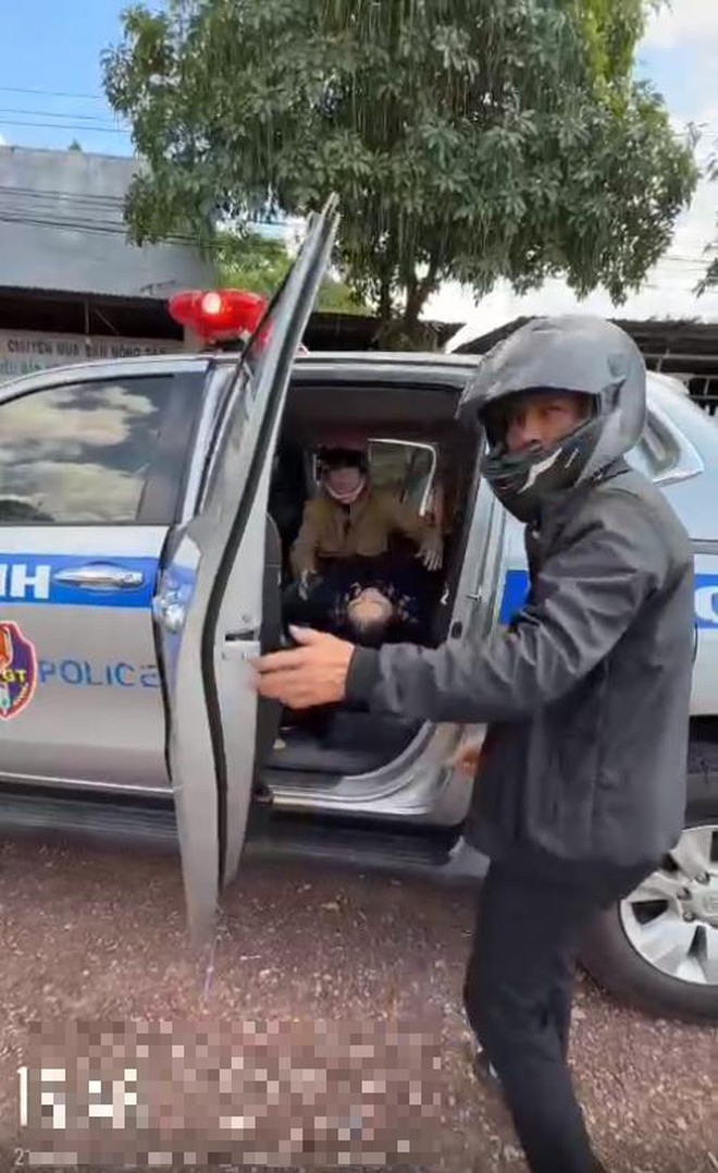 CSGT Đồng Nai dùng xe đặc chủng đưa người phụ nữ bị tai nạn đi cấp cứu - Ảnh 1.