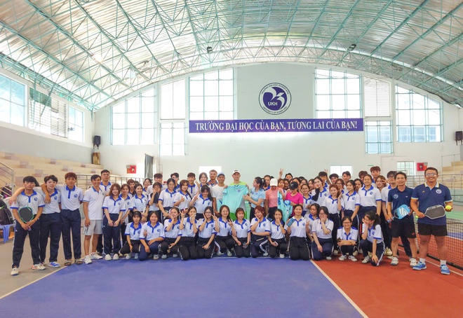 Xem giải sinh vi&ecirc;n, diễn vi&ecirc;n Huy Kh&aacute;nh bồi hồi nhớ thời 'đi ch&acirc;n trần, đ&aacute; b&oacute;ng nhựa'- Ảnh 3.