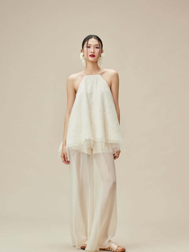 Đánh thức vẻ duyên dáng nhờ sức hút từ khuyên tai cánh hoa - Ảnh 2.