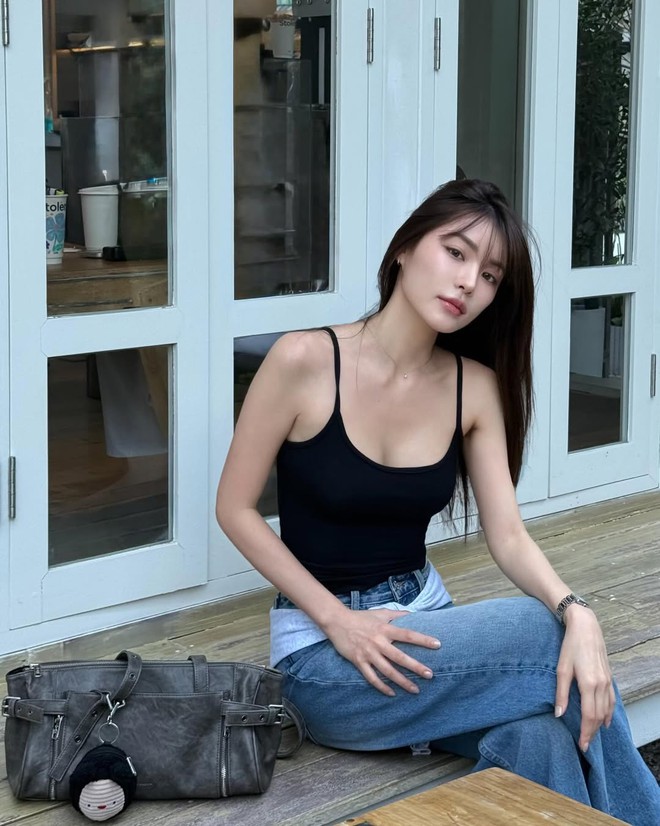 Áo hai dây tôn nét nữ tính cho nàng những ngày đầu hè- Ảnh 7. Áo hai dây tôn nét nữ tính cho nàng những ngày đầu hè- Ảnh 7.