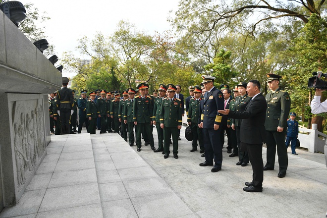 Bộ trưởng Quốc ph&ograve;ng Trung Quốc Đổng Qu&acirc;n đ&oacute;n đại tướng Phan Văn Giang tại bi&ecirc;n giới- Ảnh 16.