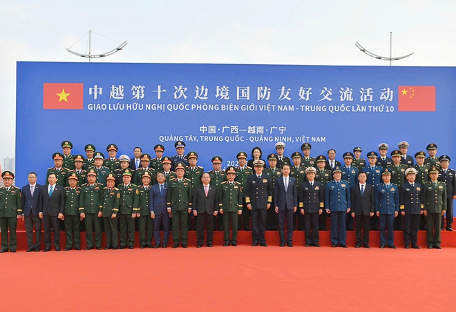 Bộ trưởng Quốc ph&ograve;ng Trung Quốc Đổng Qu&acirc;n đ&oacute;n đại tướng Phan Văn Giang tại bi&ecirc;n giới- Ảnh 6.