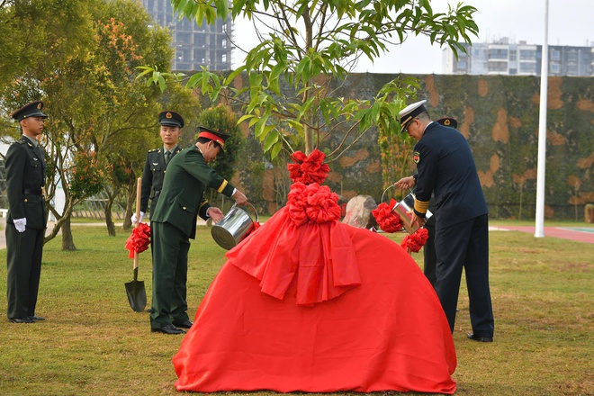 Bộ trưởng Quốc ph&ograve;ng Trung Quốc Đổng Qu&acirc;n đ&oacute;n đại tướng Phan Văn Giang tại bi&ecirc;n giới- Ảnh 9.