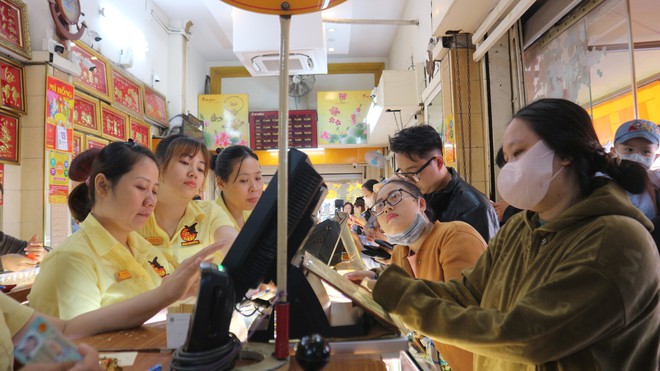 V&agrave;ng lao dốc: C&oacute; người đứng 2 giờ đồng hồ vẫn mua hụt - Ảnh 2.