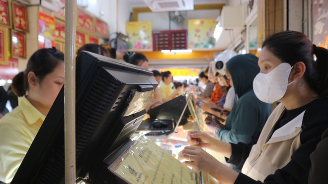 V&agrave;ng lao dốc: C&oacute; người đứng 2 giờ đồng hồ vẫn mua hụt - Ảnh 5.