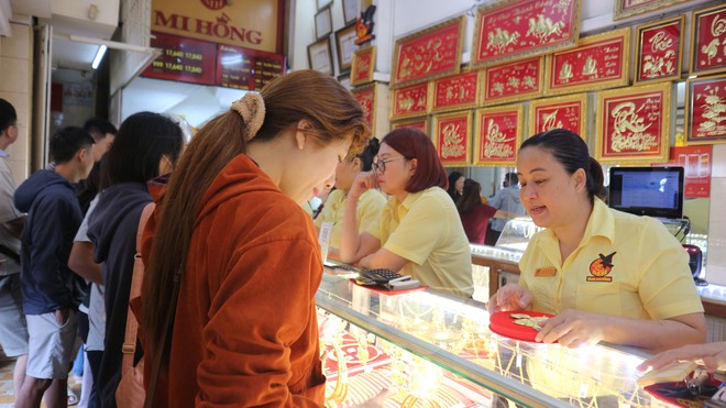 V&agrave;ng lao dốc: C&oacute; người đứng 2 giờ đồng hồ vẫn mua hụt - Ảnh 1.