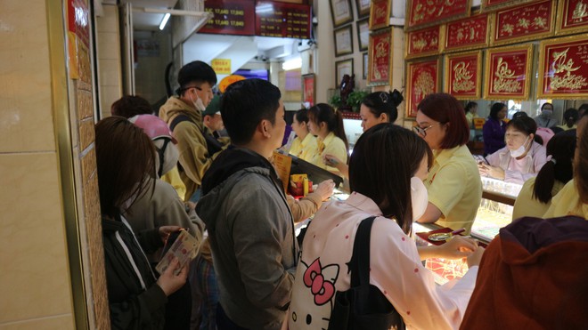 V&agrave;ng lao dốc: C&oacute; người đứng 2 giờ đồng hồ vẫn mua hụt - Ảnh 9.