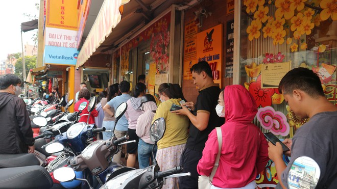 V&agrave;ng lao dốc: C&oacute; người đứng 2 giờ đồng hồ vẫn mua hụt - Ảnh 8.