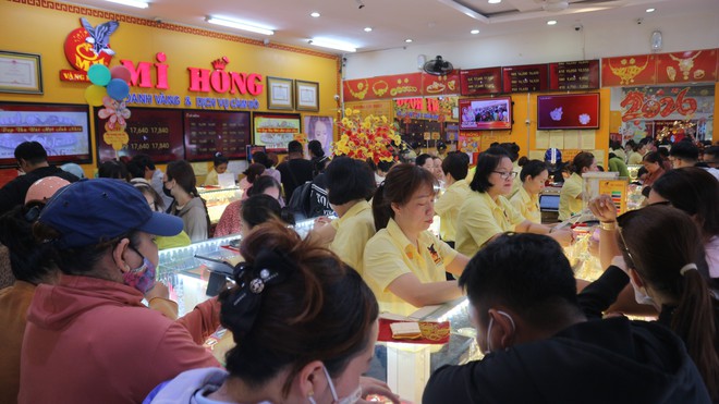 V&agrave;ng lao dốc: C&oacute; người đứng 2 giờ đồng hồ vẫn mua hụt - Ảnh 4.