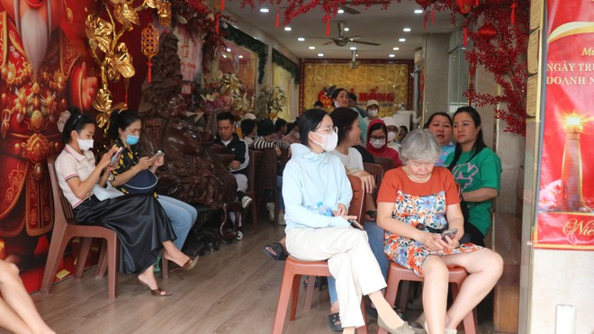 V&agrave;ng lao dốc: C&oacute; người đứng 2 giờ đồng hồ vẫn mua hụt - Ảnh 10.