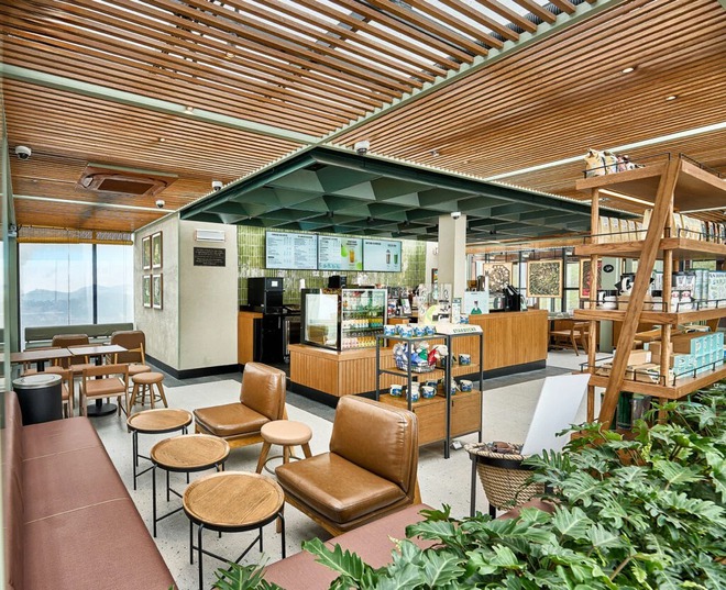 B&ecirc;n trong qu&aacute;n c&agrave; ph&ecirc; Starbucks cao nhất ch&acirc;u &Aacute; tại Việt Nam - Ảnh 3.