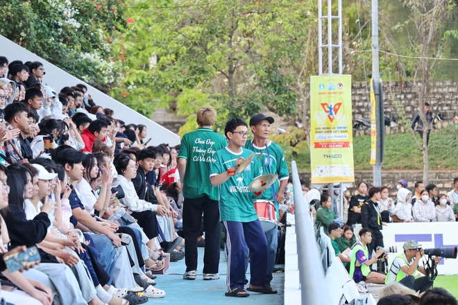 Hội người h&acirc;m mộ b&oacute;ng đ&aacute; Kh&aacute;nh H&ograve;a tiếp lửa kh&aacute;n đ&agrave;i TNSV THACO Cup 2026- Ảnh 6.