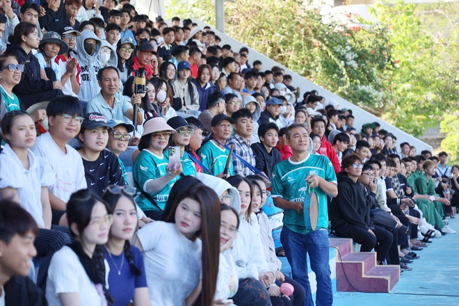 Hội người h&acirc;m mộ b&oacute;ng đ&aacute; Kh&aacute;nh H&ograve;a tiếp lửa kh&aacute;n đ&agrave;i TNSV THACO Cup 2026- Ảnh 4.