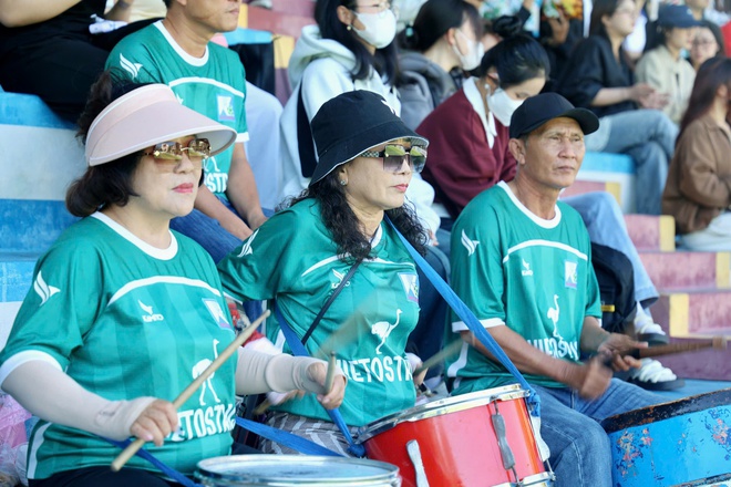 Hội người h&acirc;m mộ b&oacute;ng đ&aacute; Kh&aacute;nh H&ograve;a tiếp lửa kh&aacute;n đ&agrave;i TNSV THACO Cup 2026- Ảnh 5.