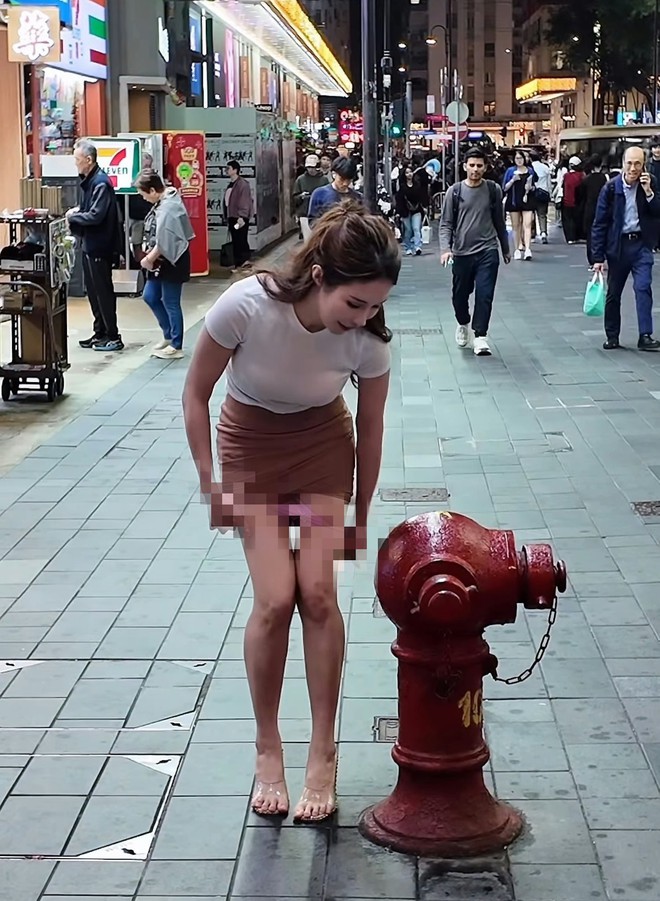 Hot girl hứng 'gạch đ&aacute;' v&igrave; lột nội y phản cảm tr&ecirc;n phố - Ảnh 1.