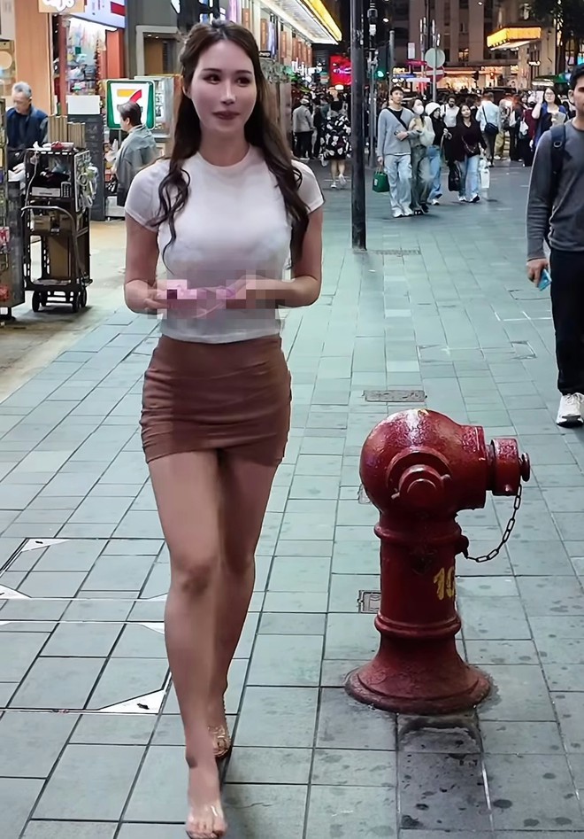 Hot girl hứng 'gạch đ&aacute;' v&igrave; lột nội y phản cảm tr&ecirc;n phố - Ảnh 2.