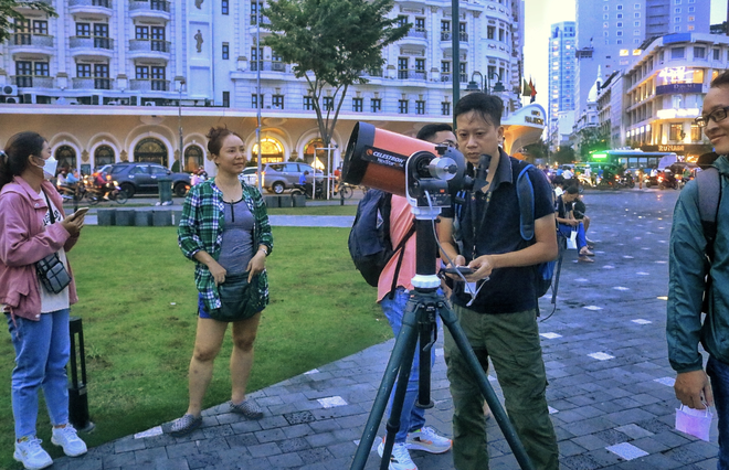 Tối nay người d&acirc;n TP.HCM xem trăng m&aacute;u ở đ&acirc;u? Tỉnh n&agrave;o thấy nguyệt thực sớm nhất? - Ảnh 2.