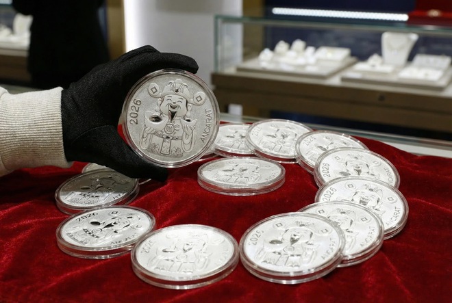 Gi&aacute; v&agrave;ng tăng, gi&aacute; bạc tăng thẳng đứng - Ảnh 2.