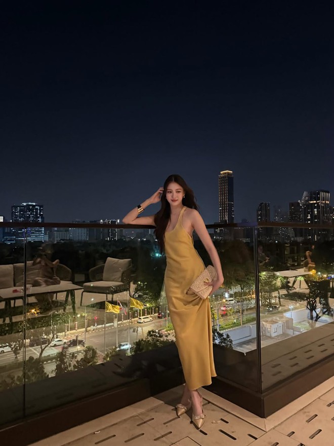 Biến hóa phong cách với đầm hai dây vừa trẻ trung vừa sang- Ảnh 5. Biến hóa phong cách với đầm hai dây vừa trẻ trung vừa sang- Ảnh 5.