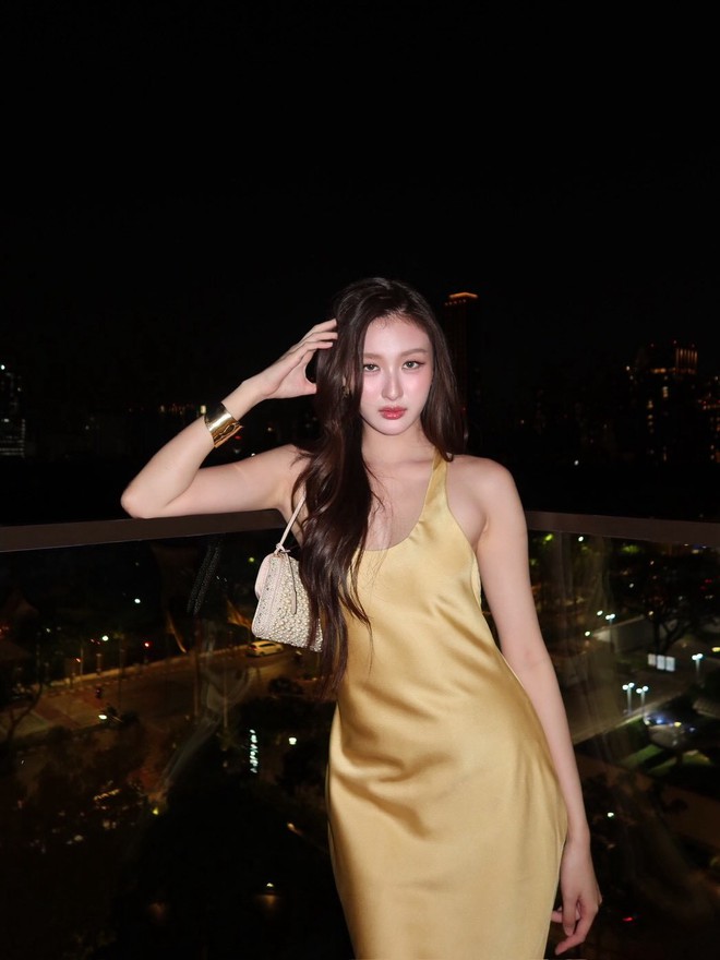 Biến hóa phong cách với đầm hai dây vừa trẻ trung vừa sang- Ảnh 4. Biến hóa phong cách với đầm hai dây vừa trẻ trung vừa sang- Ảnh 4.