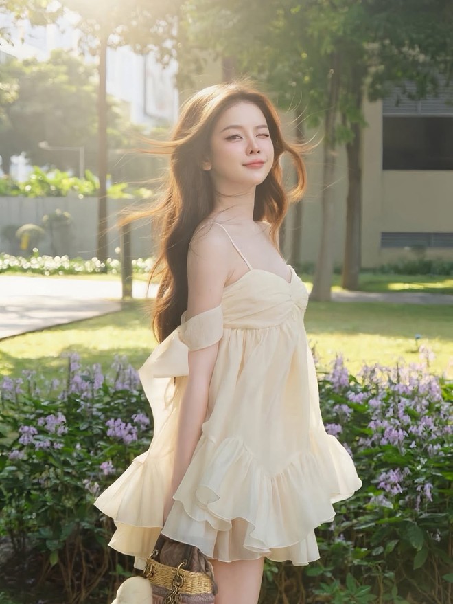 Biến hóa phong cách với đầm hai dây vừa trẻ trung vừa sang- Ảnh 1. Biến hóa phong cách với đầm hai dây vừa trẻ trung vừa sang- Ảnh 1.