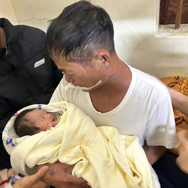 Chuyện x&uacute;c động sau khoảnh khắc &ocirc;ng nội đeo ống thở cố bế ch&aacute;u trước khi mất- Ảnh 1.