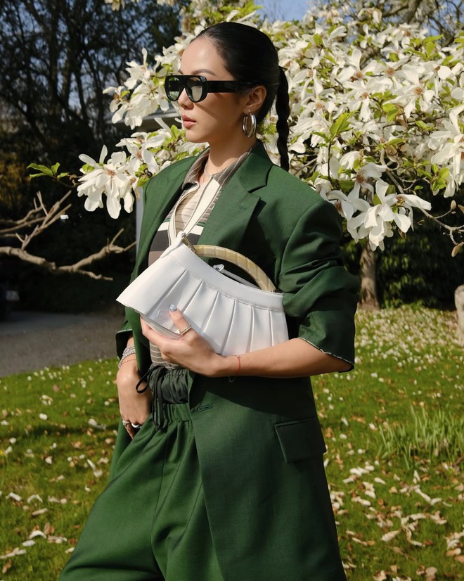 Sức hút của blazer phom rộng trong tủ đồ quý cô hiện đại- Ảnh 10. Sức hút của blazer phom rộng trong tủ đồ quý cô hiện đại- Ảnh 10.