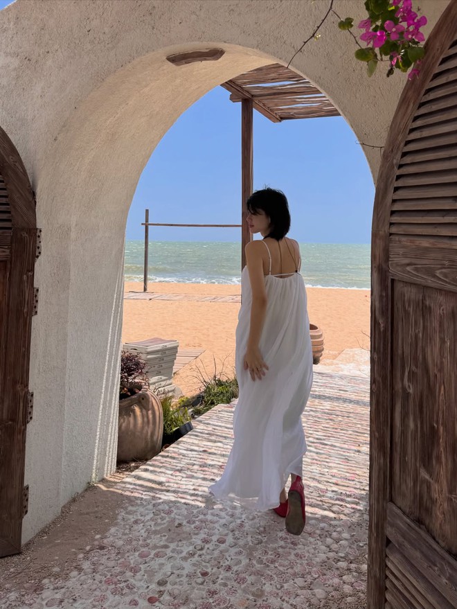 Biến hóa phong cách với đầm hai dây vừa trẻ trung vừa sang- Ảnh 8. Biến hóa phong cách với đầm hai dây vừa trẻ trung vừa sang- Ảnh 8.