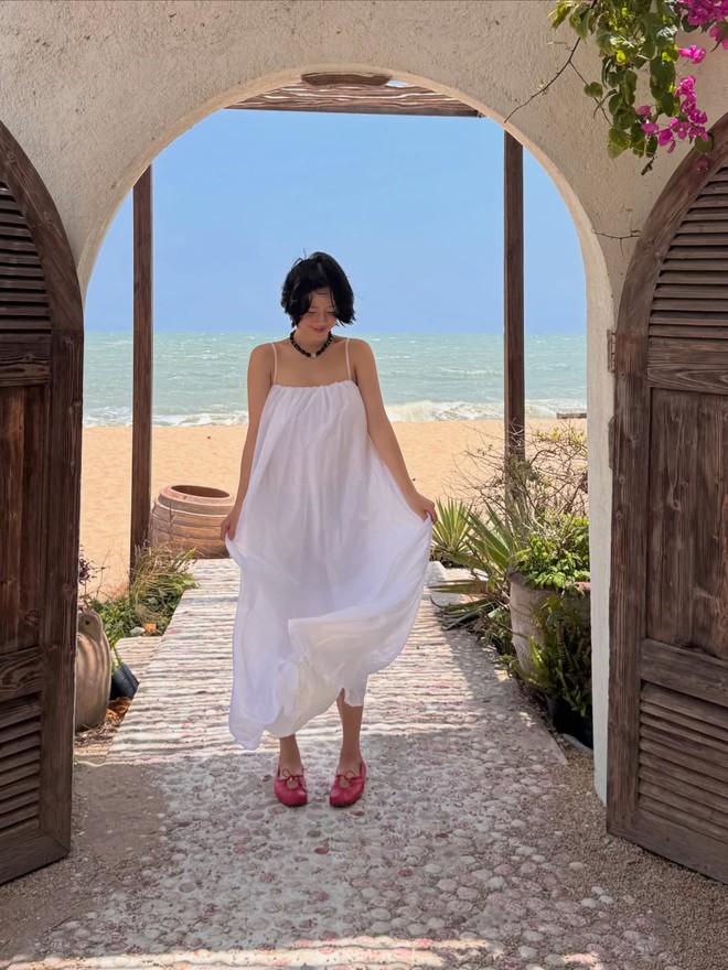 Biến hóa phong cách với đầm hai dây vừa trẻ trung vừa sang- Ảnh 7. Biến hóa phong cách với đầm hai dây vừa trẻ trung vừa sang- Ảnh 7.