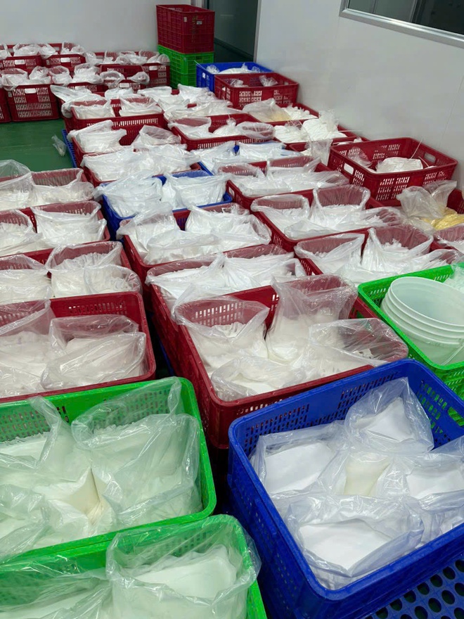 Công an TP.HCM bóc trần đường dây 'hô biến' kem trộn thành hàng ngoại - Ảnh 6.