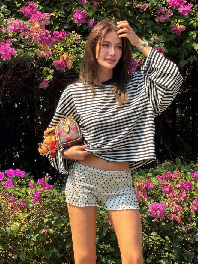 Họa tiết kẻ sọc ngang tạo điểm nhấn cuốn hút cho mọi bản phối- Ảnh 1. Họa tiết kẻ sọc ngang tạo điểm nhấn cuốn hút cho mọi bản phối- Ảnh 1.