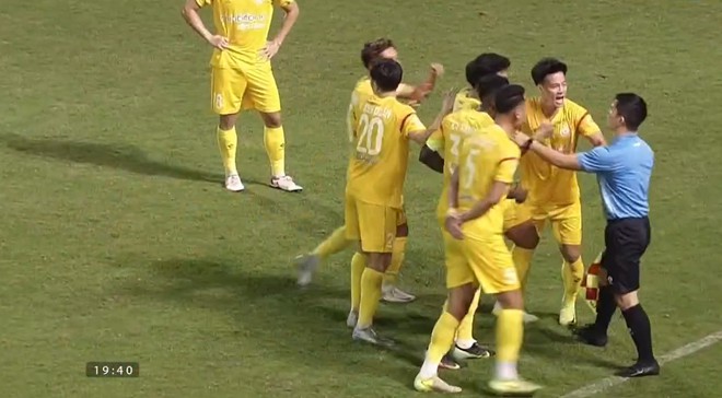 Ninh Bình thắng kịch tính PVF-CAND, Thể Công Viettel đánh bại Bắc Ninh: Cùng vào bán kết Cúp quốc gia- Ảnh 5. Ninh Bình thắng kịch tính PVF-CAND, Thể Công Viettel đánh bại Bắc Ninh: Cùng vào bán kết Cúp quốc gia- Ảnh 5.