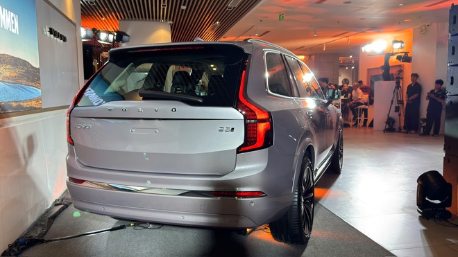 SUV cao cấp nhất của Volvo 'chào' khách Việt giá 3,289 tỉ đồng - Ảnh 3.