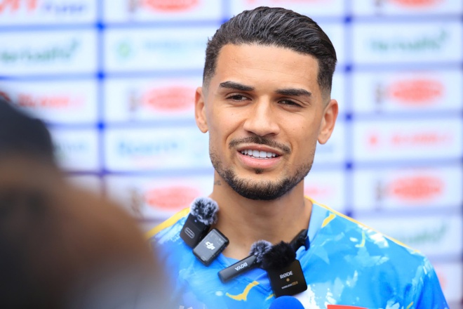 Ho&agrave;ng H&ecirc;n h&ograve;a nhập nhanh, tập cực sung c&ugrave;ng đội tuyển Việt Nam: 'T&ocirc;i muốn thắng Malaysia'- Ảnh 8.