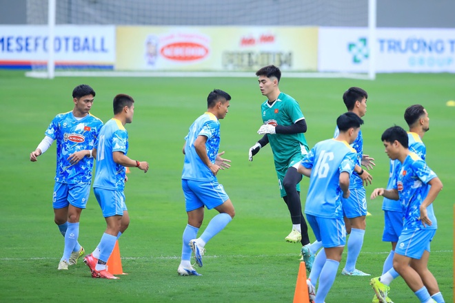 Ho&agrave;ng H&ecirc;n h&ograve;a nhập nhanh, tập cực sung c&ugrave;ng đội tuyển Việt Nam: 'T&ocirc;i muốn thắng Malaysia'- Ảnh 24.