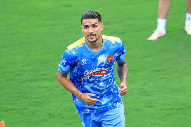 Ho&agrave;ng H&ecirc;n h&ograve;a nhập nhanh, tập cực sung c&ugrave;ng đội tuyển Việt Nam: 'T&ocirc;i muốn thắng Malaysia'- Ảnh 3.