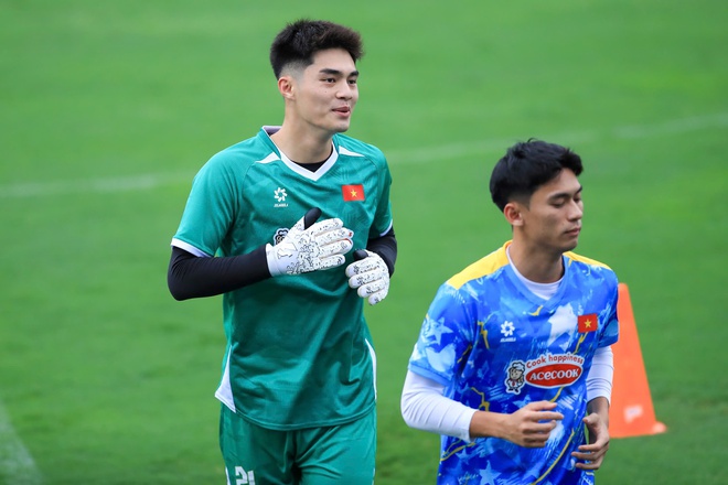 Ho&agrave;ng H&ecirc;n h&ograve;a nhập nhanh, tập cực sung c&ugrave;ng đội tuyển Việt Nam: 'T&ocirc;i muốn thắng Malaysia'- Ảnh 22.