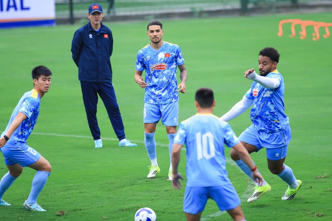 Xuân Son gặp vấn đề ở chân, bỏ dở buổi tập đầu cùng đội tuyển Việt Nam- Ảnh 5. Xuân Son gặp vấn đề ở chân, bỏ dở buổi tập đầu cùng đội tuyển Việt Nam- Ảnh 5.