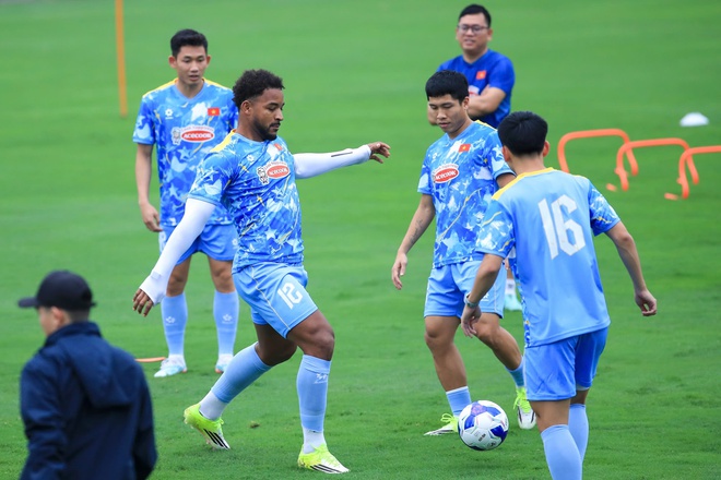 Xuân Son gặp vấn đề ở chân, bỏ dở buổi tập đầu cùng đội tuyển Việt Nam- Ảnh 3. Xuân Son gặp vấn đề ở chân, bỏ dở buổi tập đầu cùng đội tuyển Việt Nam- Ảnh 3.